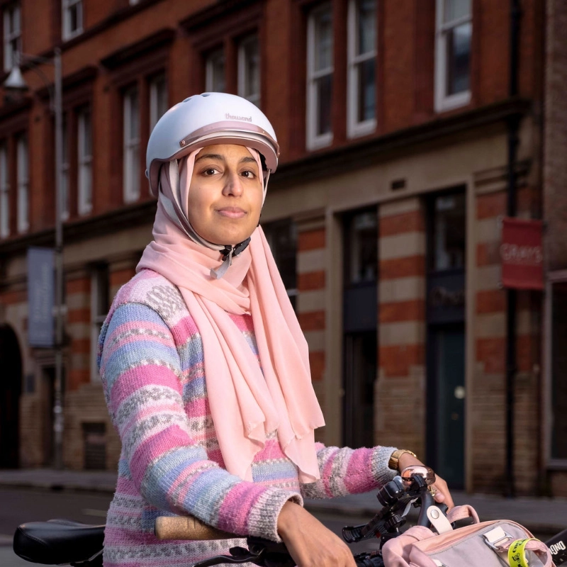Sarah Jasat in rosa Outfit steht am Fahrrad und schaut sehr cool Sarah Jasat in rosa Outfit steht am Fahrrad und schaut sehr cool