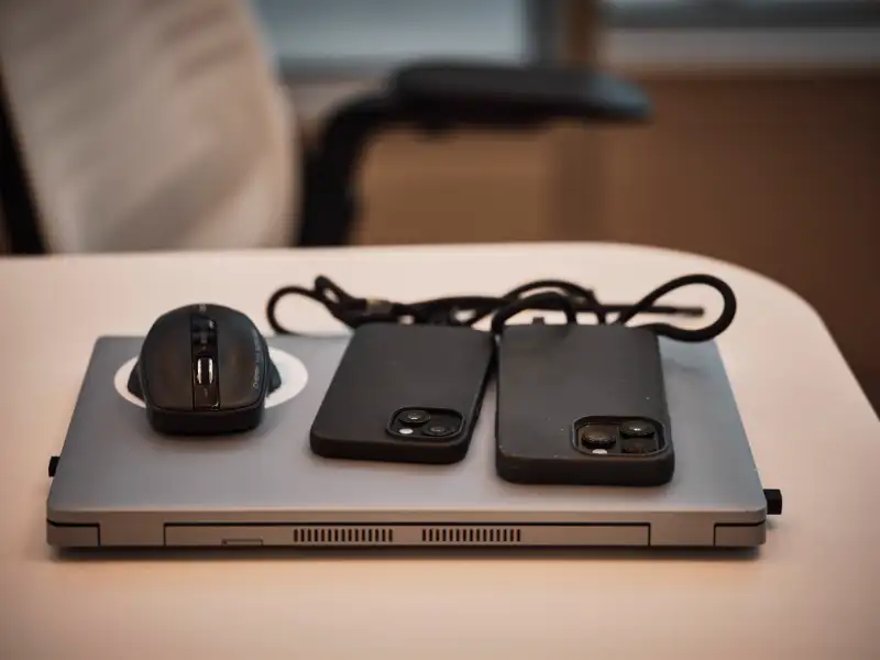 Laptop mit 2 Handys und Computermaus Laptop mit 2 Handys und Computermaus