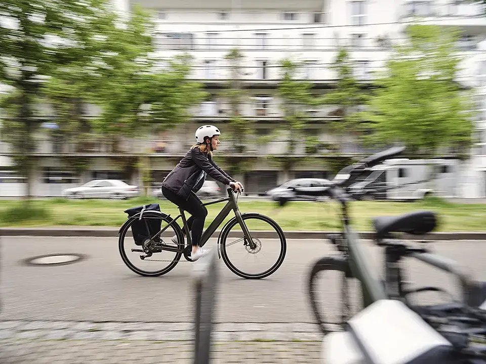 Eine JobRadlerin fährt die Straße entlang Eine JobRadlerin fährt die Straße entlang