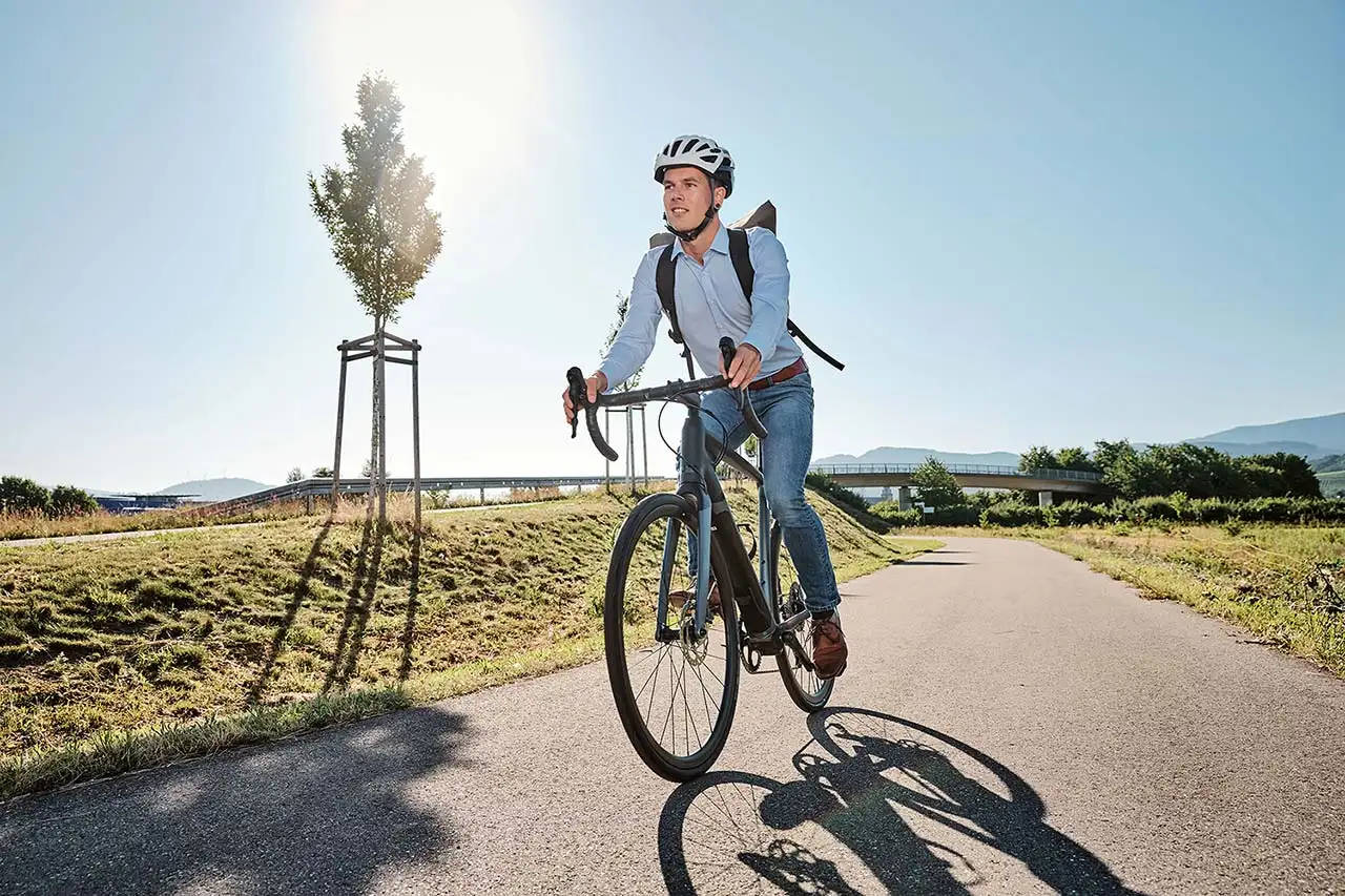 JobRadler auf dem Radweg mit Sonne JobRadler auf dem Radweg mit Sonne