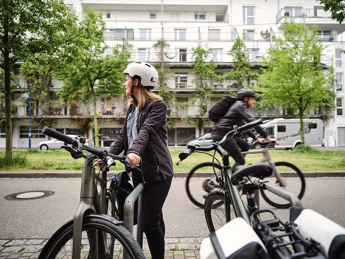 JobRadlerin stellt Fahrrad ab JobRadlerin stellt Fahrrad ab